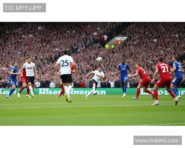 足球球星手机画面展现绿茵激情时刻点燃无数球迷热血